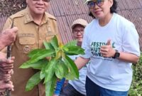 Bupati Toraja Utara Frederick Victor Palimbong bersama Ketua TP PKK Damayanti Batti Palimbong menanam pohon di Kaleakan, Kecamatan Nanggala, dalam rangka peringatan Hari Bumi, Selasa, (22/4/2025) (Foto: Humas).