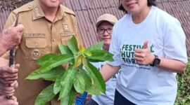 Bupati Toraja Utara Frederick Victor Palimbong bersama Ketua TP PKK Damayanti Batti Palimbong menanam pohon di Kaleakan, Kecamatan Nanggala, dalam rangka peringatan Hari Bumi, Selasa, (22/4/2025) (Foto: Humas).