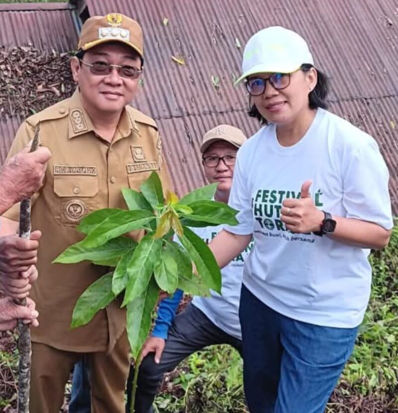 Bupati Toraja Utara Frederick Victor Palimbong bersama Ketua TP PKK Damayanti Batti Palimbong menanam pohon di Kaleakan, Kecamatan Nanggala, dalam rangka peringatan Hari Bumi, Selasa, (22/4/2025) (Foto: Humas).