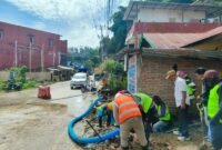Kepala Dinas BLHD Kabupaten Mamasa, Welem bersama tim gabungan yang sementara memperbaiki drainase jalan Nasional yang tersumbat, Rabu (23/4/25). (Dok. Zul/Gasingnews.com)