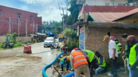 Kepala Dinas BLHD Kabupaten Mamasa, Welem bersama tim gabungan yang sementara memperbaiki drainase jalan Nasional yang tersumbat, Rabu (23/4/25). (Dok. Zul/Gasingnews.com)