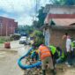 Kepala Dinas BLHD Kabupaten Mamasa, Welem bersama tim gabungan yang sementara memperbaiki drainase jalan Nasional yang tersumbat, Rabu (23/4/25). (Dok. Zul/Gasingnews.com)