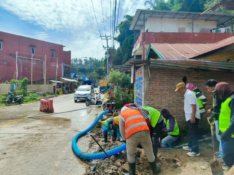 Kepala Dinas BLHD Kabupaten Mamasa, Welem bersama tim gabungan yang sementara memperbaiki drainase jalan Nasional yang tersumbat, Rabu (23/4/25). (Dok. Zul/Gasingnews.com)