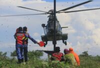TNI Simulasi Penanganan Banjir di Makassar menggunakan helikopter untuk mengevakuasi korban, Kamis (24/4/25). (Dok. Humas Kodam XIV Hasanuddin)