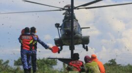 TNI Simulasi Penanganan Banjir di Makassar menggunakan helikopter untuk mengevakuasi korban, Kamis (24/4/25). (Dok. Humas Kodam XIV Hasanuddin)