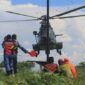 TNI Simulasi Penanganan Banjir di Makassar menggunakan helikopter untuk mengevakuasi korban, Kamis (24/4/25). (Dok. Humas Kodam XIV Hasanuddin)