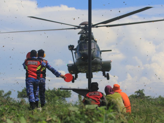TNI Simulasi Penanganan Banjir di Makassar menggunakan helikopter untuk mengevakuasi korban, Kamis (24/4/25). (Dok. Humas Kodam XIV Hasanuddin)