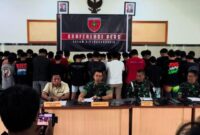 Kodam XIV Hasanuddin saat melakukan konferensi pers, dipimpin oleh Danrem 141 Toddopuli, Brigjen TNI Andre Clift Rumbayan, didampingi Asintel Kasdam XIV Hasanuddin Kolonel Inf Robinson Tallupadang, Danpomdam XIV Hasanuddin Kolonel Cpm Imran Ilyas, dan Kapendam XIV Hasanuddin Kolonel Arm Gatot Awan Febrianto, jumat (25/4/25). (Dok. Humas Kodam XIV Hasanuddin).