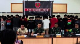 Kodam XIV Hasanuddin saat melakukan konferensi pers, dipimpin oleh Danrem 141 Toddopuli, Brigjen TNI Andre Clift Rumbayan, didampingi Asintel Kasdam XIV Hasanuddin Kolonel Inf Robinson Tallupadang, Danpomdam XIV Hasanuddin Kolonel Cpm Imran Ilyas, dan Kapendam XIV Hasanuddin Kolonel Arm Gatot Awan Febrianto, jumat (25/4/25). (Dok. Humas Kodam XIV Hasanuddin).