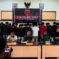 Kodam XIV Hasanuddin saat melakukan konferensi pers, dipimpin oleh Danrem 141 Toddopuli, Brigjen TNI Andre Clift Rumbayan, didampingi Asintel Kasdam XIV Hasanuddin Kolonel Inf Robinson Tallupadang, Danpomdam XIV Hasanuddin Kolonel Cpm Imran Ilyas, dan Kapendam XIV Hasanuddin Kolonel Arm Gatot Awan Febrianto, jumat (25/4/25). (Dok. Humas Kodam XIV Hasanuddin).