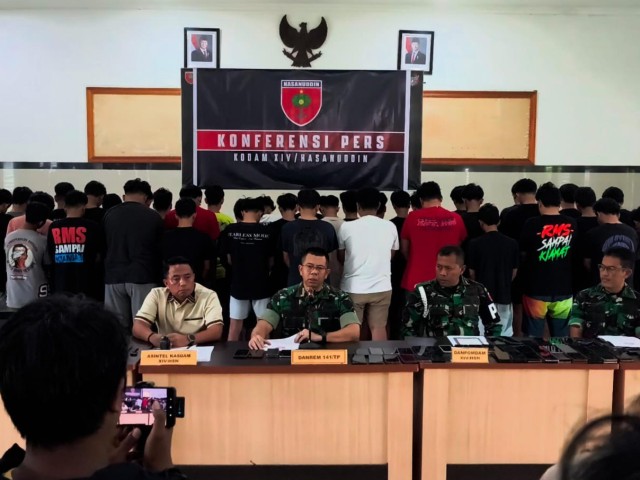 Kodam XIV Hasanuddin saat melakukan konferensi pers, dipimpin oleh Danrem 141 Toddopuli, Brigjen TNI Andre Clift Rumbayan, didampingi Asintel Kasdam XIV Hasanuddin Kolonel Inf Robinson Tallupadang, Danpomdam XIV Hasanuddin Kolonel Cpm Imran Ilyas, dan Kapendam XIV Hasanuddin Kolonel Arm Gatot Awan Febrianto, jumat (25/4/25). (Dok. Humas Kodam XIV Hasanuddin).