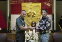 Pangdam XIV Hsn, Mayjen TNI Windiyatno, memberikan cinderamata krpada Panitia Fajar National Open Karate Championship 2025 sebagai bentuk penghargaan dan kenang-kenangan atas terjalinnya silaturahmi dan kerja sama yang baik antara kedua institusi, di ruang tamu Pangdam, Makodam, Jl. Urip Sumoharjo, Kota Makassar. Selasa, (29/4/25). (Dok.Humas)