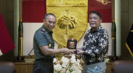 Pangdam XIV Hsn, Mayjen TNI Windiyatno, memberikan cinderamata krpada Panitia Fajar National Open Karate Championship 2025 sebagai bentuk penghargaan dan kenang-kenangan atas terjalinnya silaturahmi dan kerja sama yang baik antara kedua institusi, di ruang tamu Pangdam, Makodam, Jl. Urip Sumoharjo, Kota Makassar. Selasa, (29/4/25). (Dok.Humas)
