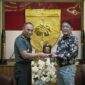 Pangdam XIV Hsn, Mayjen TNI Windiyatno, memberikan cinderamata krpada Panitia Fajar National Open Karate Championship 2025 sebagai bentuk penghargaan dan kenang-kenangan atas terjalinnya silaturahmi dan kerja sama yang baik antara kedua institusi, di ruang tamu Pangdam, Makodam, Jl. Urip Sumoharjo, Kota Makassar. Selasa, (29/4/25). (Dok.Humas)