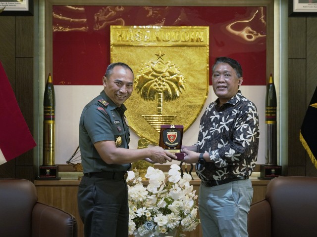 Pangdam XIV Hsn, Mayjen TNI Windiyatno, memberikan cinderamata krpada Panitia Fajar National Open Karate Championship 2025 sebagai bentuk penghargaan dan kenang-kenangan atas terjalinnya silaturahmi dan kerja sama yang baik antara kedua institusi, di ruang tamu Pangdam, Makodam, Jl. Urip Sumoharjo, Kota Makassar. Selasa, (29/4/25). (Dok.Humas)