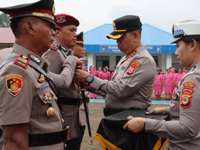 Kapolres Toraja Utara, AKBP Stephanus Luckyto yang memimpin serah terima jabatan di halaman Polres Toraja Utara, Rabu (30/04/25).