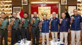 Foto bersama Pangdam XIV Hasanuddin, Mayjen TNI Windiyatno didampingi sejumlah Pejabat Utama (PJU) Kodam dengan Dewan Pimpinan Wilayah Lembaga Dakwah Islam Indonesia (DPW LDII) Sulawesi Selatan, yang bertempat di ruang tamu Pangdam, Makodam, Jl. Urip Sumoharjo, Kota Makassar. Rabu, (30/4/25).