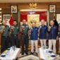 Foto bersama Pangdam XIV Hasanuddin, Mayjen TNI Windiyatno didampingi sejumlah Pejabat Utama (PJU) Kodam dengan Dewan Pimpinan Wilayah Lembaga Dakwah Islam Indonesia (DPW LDII) Sulawesi Selatan, yang bertempat di ruang tamu Pangdam, Makodam, Jl. Urip Sumoharjo, Kota Makassar. Rabu, (30/4/25).