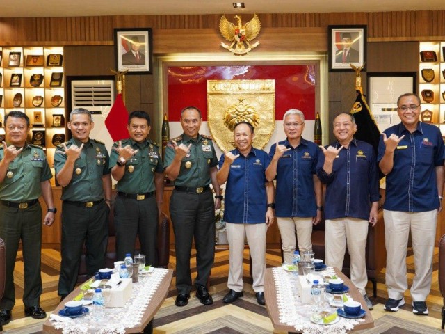 Foto bersama Pangdam XIV Hasanuddin, Mayjen TNI Windiyatno didampingi sejumlah Pejabat Utama (PJU) Kodam dengan Dewan Pimpinan Wilayah Lembaga Dakwah Islam Indonesia (DPW LDII) Sulawesi Selatan, yang bertempat di ruang tamu Pangdam, Makodam, Jl. Urip Sumoharjo, Kota Makassar. Rabu, (30/4/25).