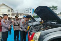 Kapolres Toraja Utara, Akbp. Stephanus Luckyto saat meninjau kendaraan operasional anggota di halaman Polres Toraja Utara, Rabu (30/4/25). (Dok. Zul/Gasingnews.com)