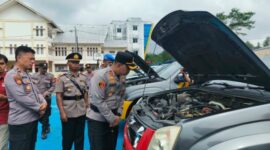 Kapolres Toraja Utara, Akbp. Stephanus Luckyto saat meninjau kendaraan operasional anggota di halaman Polres Toraja Utara, Rabu (30/4/25). (Dok. Zul/Gasingnews.com)