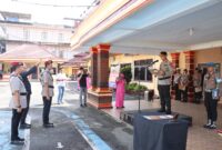 Kapolres Tana Toraja AKBP Budi Hermawan, saat membacakan sumpah pada upacara serah terima jabatan dan pelantikan jabatan Kasat Narkoba di halaman Mapolres Tana Toraja, Rabu (23/04/25). Foto : (Humas)