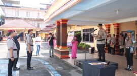 Kapolres Tana Toraja AKBP Budi Hermawan, saat membacakan sumpah pada upacara serah terima jabatan dan pelantikan jabatan Kasat Narkoba di halaman Mapolres Tana Toraja, Rabu (23/04/25). Foto : (Humas)