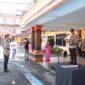 Kapolres Tana Toraja AKBP Budi Hermawan, saat membacakan sumpah pada upacara serah terima jabatan dan pelantikan jabatan Kasat Narkoba di halaman Mapolres Tana Toraja, Rabu (23/04/25). Foto : (Humas)