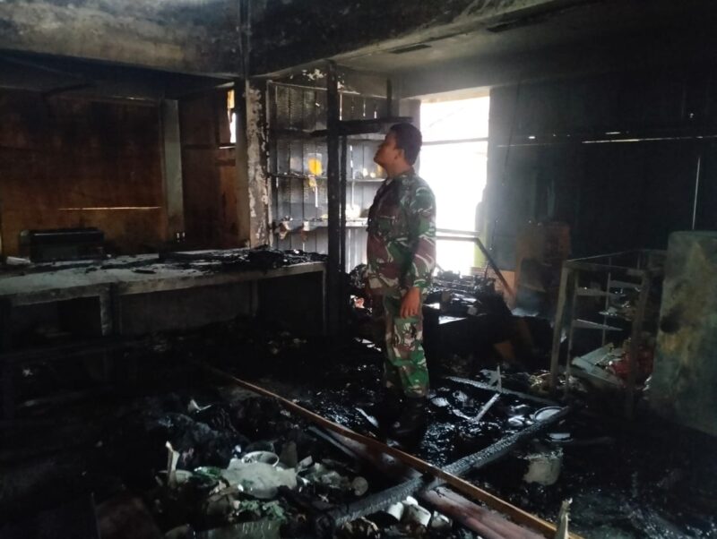 3 (tiga) unit lapak di pasar To' karau ludes terbakar, kamis, (24/04/25) dini hari. Foto : (Istimewa untuk gasingnews.com)