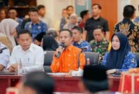 Gubernur Sulawesi Selatan, Andi Sudirman Sulaiman, memimpin rapat koordinasi sistem optimasi pengairan percepatan program pertanian, di Baruga Asta Cita, Rumah Jabatan Gubernur Sulsel, Kamis (17/4/2025) (Istimewa)
