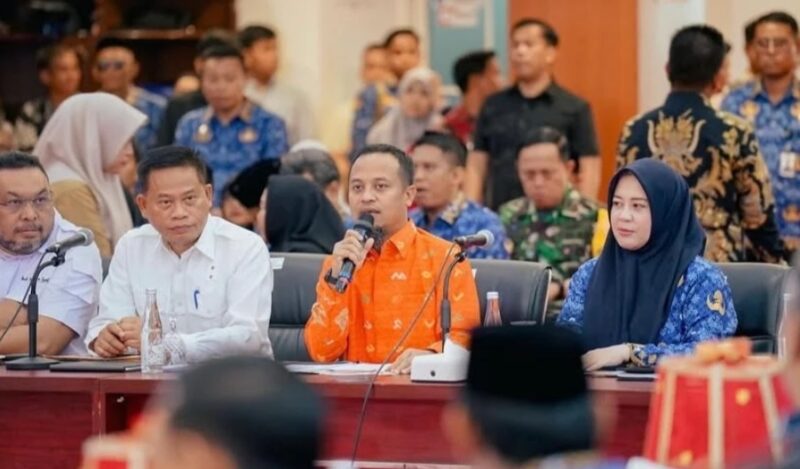 Gubernur Sulawesi Selatan, Andi Sudirman Sulaiman, memimpin rapat koordinasi sistem optimasi pengairan percepatan program pertanian, di Baruga Asta Cita, Rumah Jabatan Gubernur Sulsel, Kamis (17/4/2025) (Istimewa)