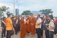 Para biksu thudong asal Thailand disambut hangat oleh masyarakat dan tokoh lintas agama di kawasan Pantai Indah Kapuk, Jakarta, Sabtu, (19/4/2025) (Foto: Istimewa).