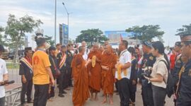 Para biksu thudong asal Thailand disambut hangat oleh masyarakat dan tokoh lintas agama di kawasan Pantai Indah Kapuk, Jakarta, Sabtu, (19/4/2025) (Foto: Istimewa).