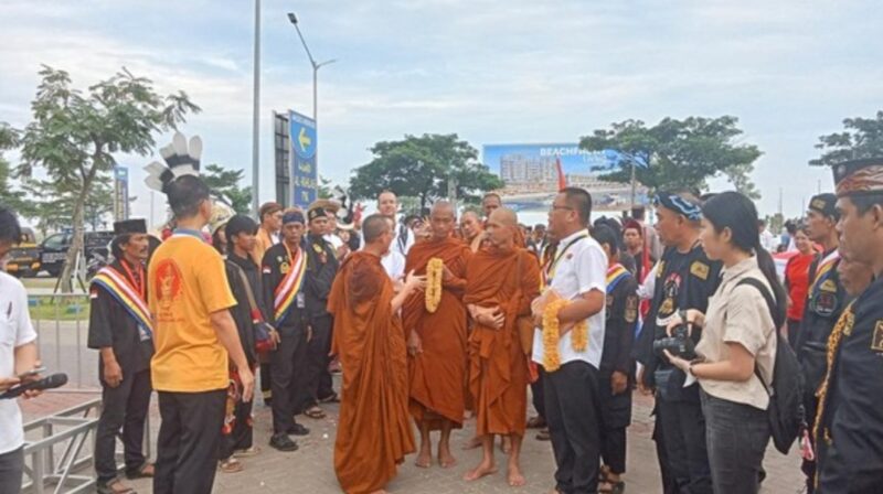 Para biksu thudong asal Thailand disambut hangat oleh masyarakat dan tokoh lintas agama di kawasan Pantai Indah Kapuk, Jakarta, Sabtu, (19/4/2025) (Foto: Istimewa).