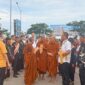 Para biksu thudong asal Thailand disambut hangat oleh masyarakat dan tokoh lintas agama di kawasan Pantai Indah Kapuk, Jakarta, Sabtu, (19/4/2025) (Foto: Istimewa).