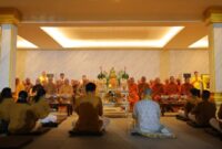 Para Bhikkhu dan umat Buddha melaksanakan doa bersama di Si Mian Fo, Riverwalk Island, Pantai Indah Kapuk, Jakarta, Sabtu (19/4/2025) (Foto: Istimewa).