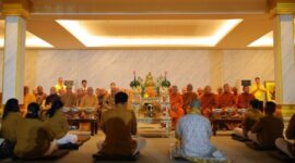 Para Bhikkhu dan umat Buddha melaksanakan doa bersama di Si Mian Fo, Riverwalk Island, Pantai Indah Kapuk, Jakarta, Sabtu (19/4/2025) (Foto: Istimewa).