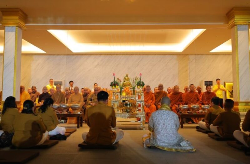 Para Bhikkhu dan umat Buddha melaksanakan doa bersama di Si Mian Fo, Riverwalk Island, Pantai Indah Kapuk, Jakarta, Sabtu (19/4/2025) (Foto: Istimewa).