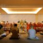 Para Bhikkhu dan umat Buddha melaksanakan doa bersama di Si Mian Fo, Riverwalk Island, Pantai Indah Kapuk, Jakarta, Sabtu (19/4/2025) (Foto: Istimewa).