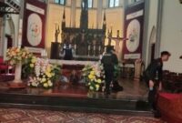 Personel Polres Metro Jakarta Pusat melakukan pengamanan di Gereja Katedral Jakarta saat ibadah Paskah, Minggu, 20/4/ 2025) (Foto: Istimewa).