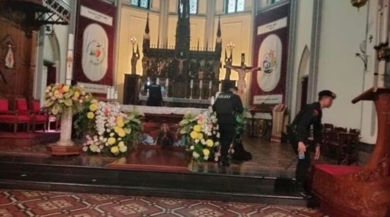 Personel Polres Metro Jakarta Pusat melakukan pengamanan di Gereja Katedral Jakarta saat ibadah Paskah, Minggu, 20/4/ 2025) (Foto: Istimewa).