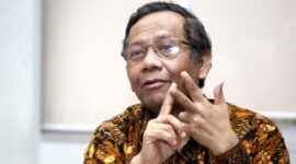 Mahfud MD saat menyampaikan kritik hukum dalam dialog publik 