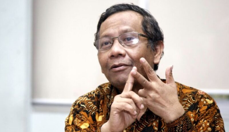 Mahfud MD saat menyampaikan kritik hukum dalam dialog publik 