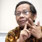 Mahfud MD saat menyampaikan kritik hukum dalam dialog publik 