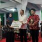 Wakil Gubernur Sulsel, Fatmawati Rusdi, bersama Bupati Luwu Utara, Andi Abdullah Rahim, menyerahkan hadiah kepada juara umum STQH XXIII, Kabupaten Pinrang, di Lapangan Taman Siswa (Tamsis), Masamba, Luwu Utara, pada Sabtu malam, (19/4/2025) (Foto; Istimewa).