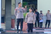 Kapolda Sulsel Irjen Pol. Rusdi Hartono memimpin apel pagi di Lapangan Upacara Mapolda Sulsel, Senin (21/4/2025) (Foto: Humas).