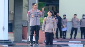 Kapolda Sulsel Irjen Pol. Rusdi Hartono memimpin apel pagi di Lapangan Upacara Mapolda Sulsel, Senin (21/4/2025) (Foto: Humas).