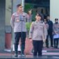 Kapolda Sulsel Irjen Pol. Rusdi Hartono memimpin apel pagi di Lapangan Upacara Mapolda Sulsel, Senin (21/4/2025) (Foto: Humas).