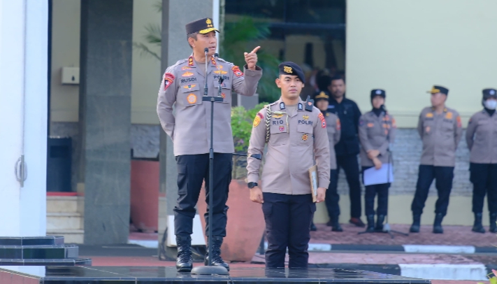 Kapolda Sulsel Irjen Pol. Rusdi Hartono memimpin apel pagi di Lapangan Upacara Mapolda Sulsel, Senin (21/4/2025) (Foto: Humas).