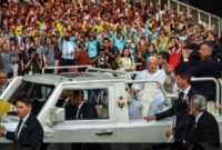 Pemimpin Tertinggi Gereja Katolik, Paus Fransiskus sebelum memimpin misa akbar di kompleks Stadion Utama Gelora Bung Karno, Jakarta, 5 September 2024. Paus Fransiskus, meninggal dunia pada usia 88 tahun di Vatikan, Roma, (21/4/2025) (Foto: Istimewa).